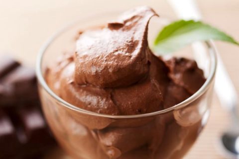 Шоколадный йогурт с орешками
